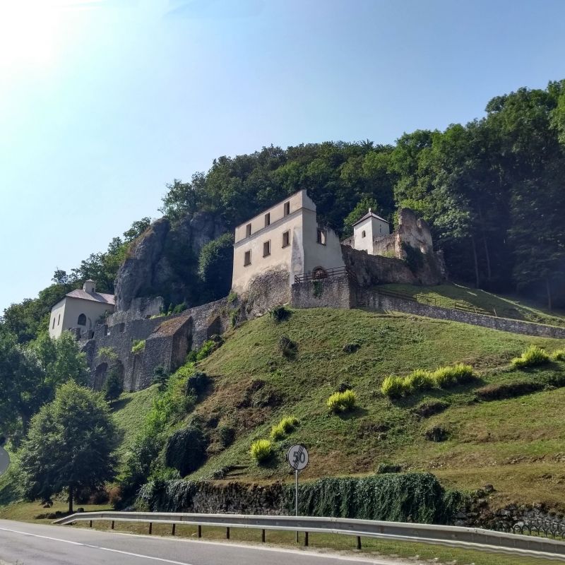 Skalka nad Váhom - Veľká Skalka – kláštor