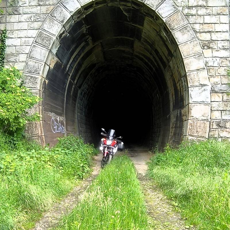 Bývalý železničný tunel na píle 